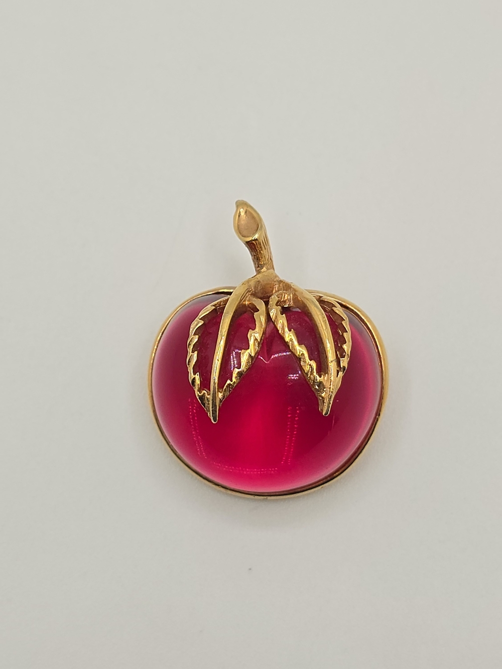 VTG "Burgundy" Lucite Apple Brooch Pink Sarah Coventry 1972 Gold Tone Fruit Pin